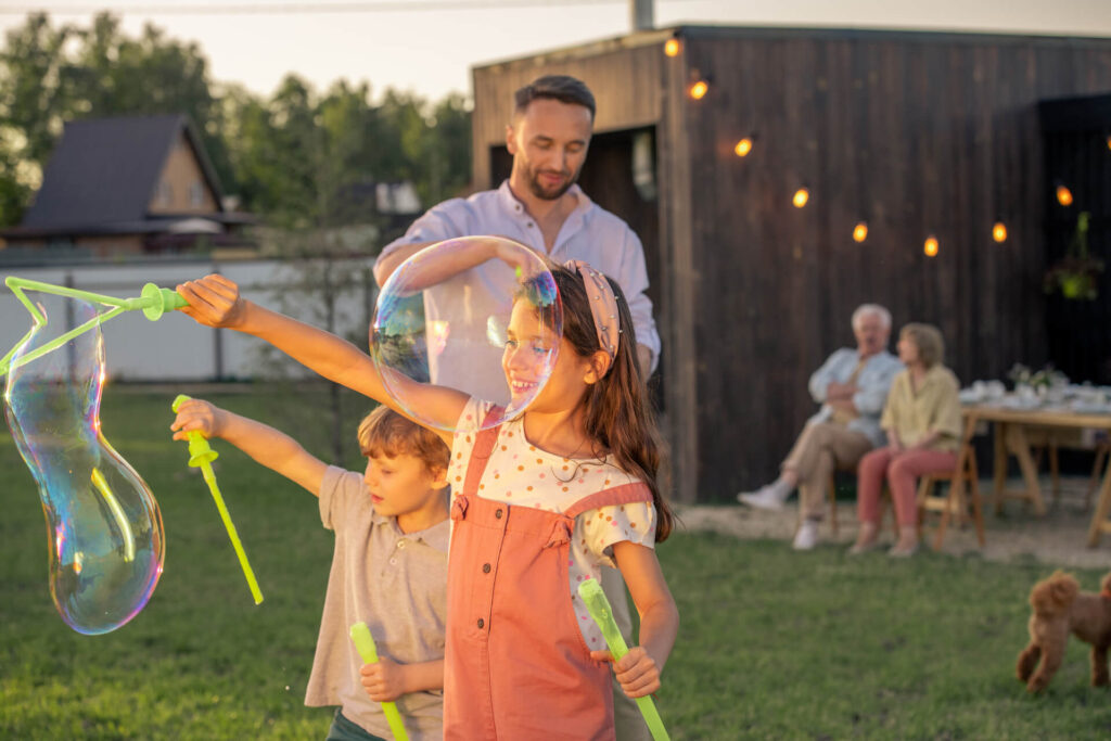 Семейство, което се наслаждава на двор в къща близо до Варна